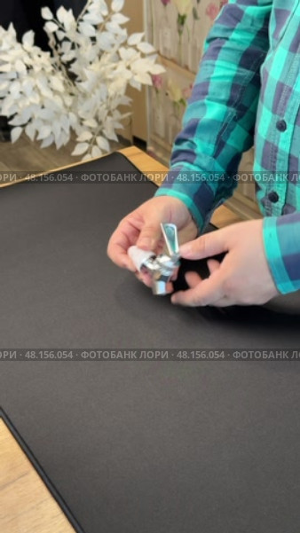 A man is unpacking and reviewing a plastic tap for a lemonade pitcher. Стоковое видео, видеограф Vadzim Yakubovich / Фотобанк Лори