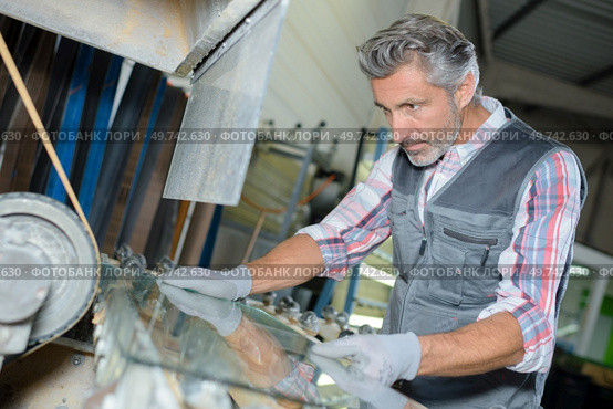 a man manufacturing of glass windows. Стоковое фото, агентство Ingram Publishing / Фотобанк Лори