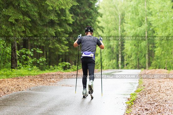 A man on a roller ski rides in the park.Cross country skilling. Стоковое фото, фотограф Александр Поташев / Фотобанк Лори