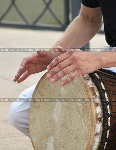 A man plays the djembe drum on a street in Moscow, Russia. Стоковое фото, фотограф Володина Ольга / Фотобанк Лори