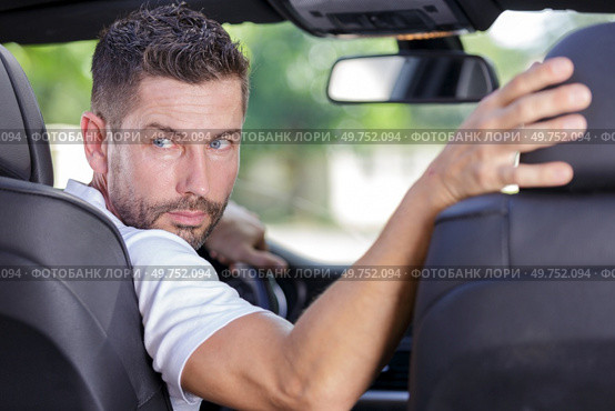 a man reversing a car. Стоковое фото, агентство Ingram Publishing / Фотобанк Лори