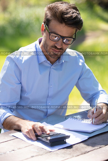a man with a laptop sitting on a park bench. Стоковое фото, агентство Ingram Publishing / Фотобанк Лори