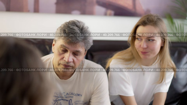 A married couple talks about their communication problems at the appointment of a female psychologist. Стоковое видео, видеограф Юрий Поздников / Фотобанк Лори