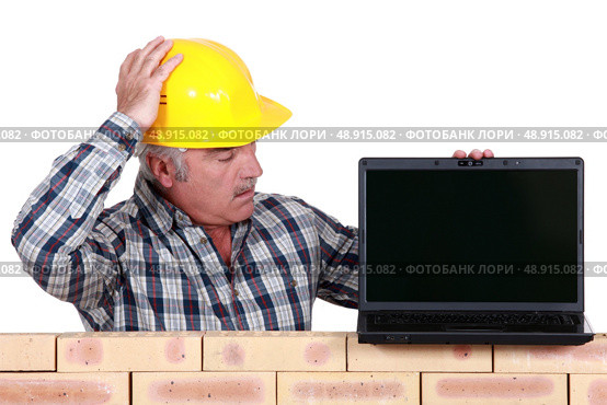 A mason with a laptop. Стоковое фото, агентство Ingram Publishing / Фотобанк Лори