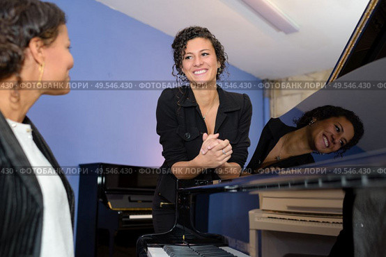 a piano player and singer. Стоковое фото, агентство Ingram Publishing / Фотобанк Лори