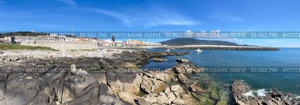A picturesque seaside of Vila Praia de Ancora in Portugal, nestled between rocky shores and azure skies. Стоковое фото, агентство Ingram Publishing / Фотобанк Лори