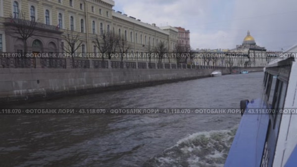 A pleasure excursion boat passes along the Moika River towards St. Isaac's Square. View from the port side. Russia. St. Petersburg. 05/08/2024. Редакционное видео, видеограф Ярославский Максим / Фотобанк Лори