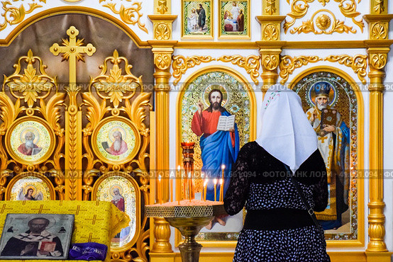 A praying woman in an Orthodox Christian church in the village of Holy Hand, Krasnodar Territory. Стоковое фото, фотограф Леонид Еремейчук / Фотобанк Лори