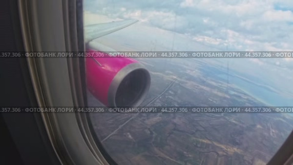 A red turbine and a passenger liner wing on the port side. Стоковое видео, видеограф Ярославский Максим / Фотобанк Лори