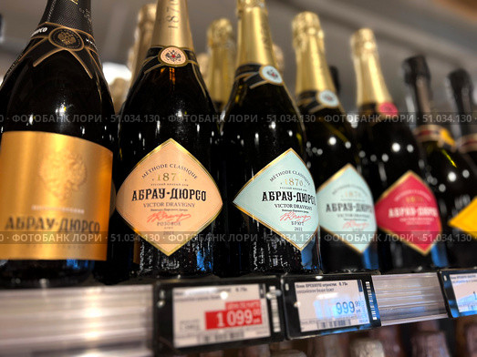 A row of champagne wine bottles with the inscription "Abrau-Durso" on the label. Russia. Moscow. 08.08.25. Редакционное фото, фотограф Ярославский Максим / Фотобанк Лори