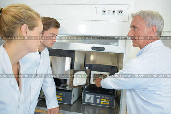 a scientist with junior apprentices. Стоковое фото, агентство Ingram Publishing / Фотобанк Лори