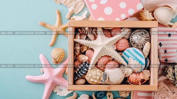 A serene flat lay composition featuring a wooden box brimming with various seashells and starfish, embodying a relaxed beach summer vacation concept, suitable for home decor, print, and greeting card. Стоковое AI-изображение, AI-художник Данила Большаков / Фотобанк Лори