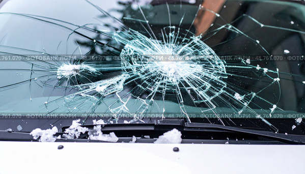 A shattered windshield captures the aftermath of an impact or accident, representing danger, road incidents, or metaphorically symbolizing a sudden life disruption. Стоковое AI-изображение, AI-художник Ольга Сухарева / Фотобанк Лори