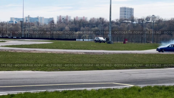 A sports car goes through a turn in a slide. Drift competitions at the Moscow stadium technical sports. (2023 год). Редакционное видео, видеограф Ярославский Максим / Фотобанк Лори