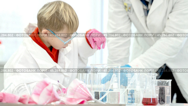 a student in a chemical laboratory conducts chemical sweats with chemical elements. Стоковое фото, фотограф Igor Skripachev / Фотобанк Лори