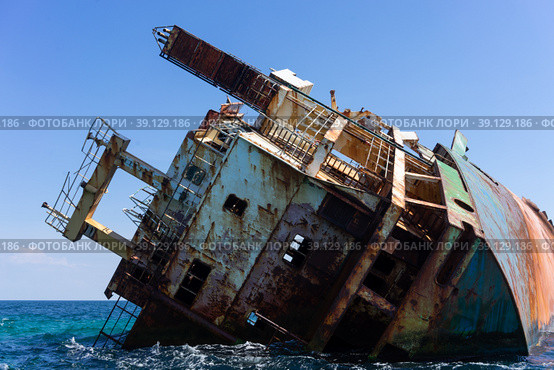 A sunken ship on the water surface of the sea (2018 год). Стоковое фото, фотограф Виктория Кольцова / Фотобанк Лори