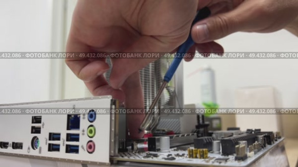 A technician disassembles the motherboard in an electronics repair lab using tools and components for troubleshooting and maintenance. Стоковое видео, видеограф Darya Komarova / Фотобанк Лори