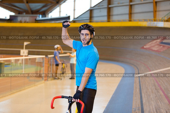 a triumphant cyclist in the velodrome. Стоковое фото, агентство Ingram Publishing / Фотобанк Лори