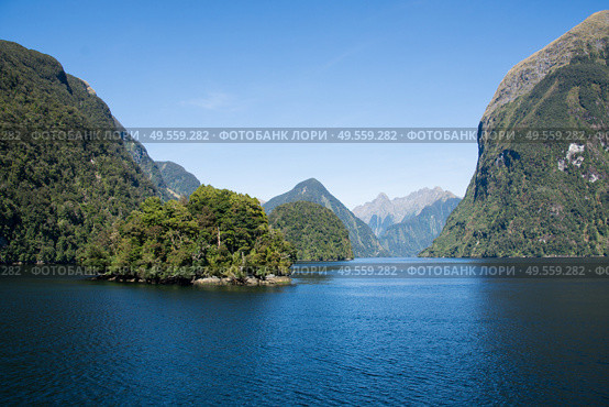 A view across the water. Стоковое фото, агентство Ingram Publishing / Фотобанк Лори