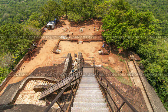 A view down the stairs of Sigiriya Rock or Lion Rock, a World Heritage Site near Dambulla, Sri Lanka. Стоковое фото, агентство BE&W Photo / Фотобанк Лори