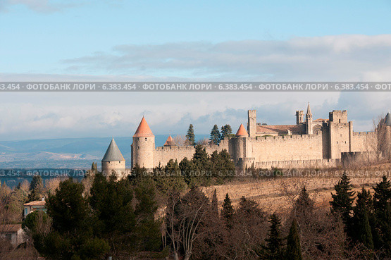 A walled medieval town. Стоковое фото, агентство Ingram Publishing / Фотобанк Лори
