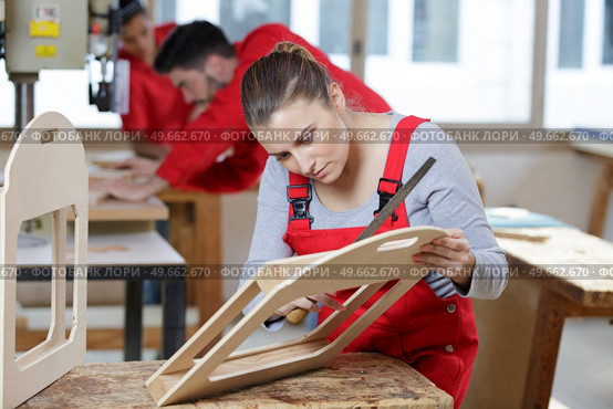 a woman assembles a furniture. Стоковое фото, агентство Ingram Publishing / Фотобанк Лори