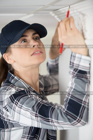 a woman doing house painting. Стоковое фото, агентство Ingram Publishing / Фотобанк Лори
