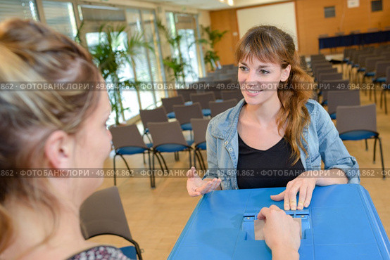a woman giving an opinion. Стоковое фото, агентство Ingram Publishing / Фотобанк Лори
