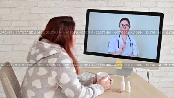 A woman with a respiratory disease is on sick leave and is looking at a computer video consultation doctor. The therapist provides live coverage for patients. A nurse gives advice online. Стоковое видео, видеограф Михаил Решетников / Фотобанк Лори
