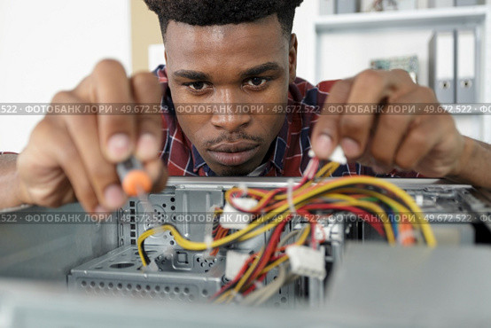 a worker is checking the terminals. Стоковое фото, агентство Ingram Publishing / Фотобанк Лори