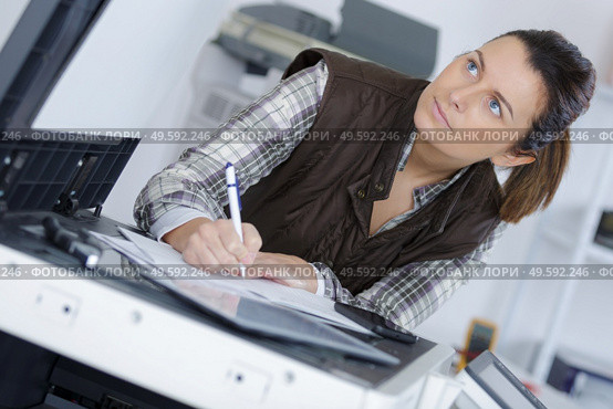 a worker making an observation. Стоковое фото, агентство Ingram Publishing / Фотобанк Лори