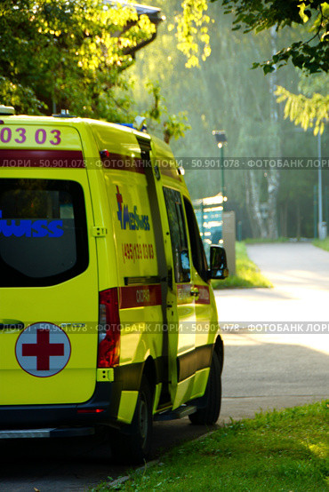 A yellow ambulance is on duty in the park. Редакционное фото, фотограф Ярославский Максим / Фотобанк Лори