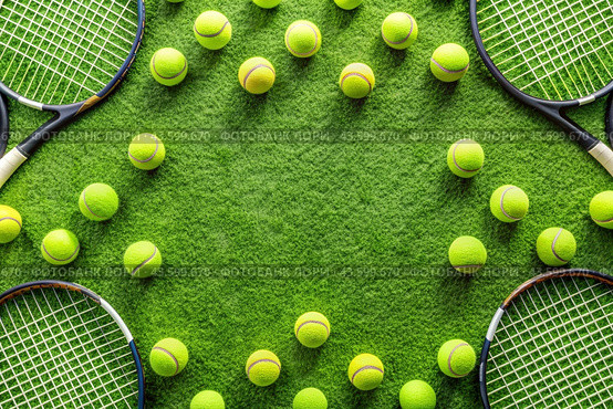 A yellow tennis ball and a tennis racket are lying on the lawn. A summer sport. Great tennis. Стоковое AI-изображение, AI-художник Photojuli / Фотобанк Лори