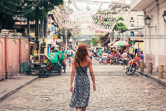 A young caucasian woman is walking in Manila. Стоковое фото, агентство Ingram Publishing / Фотобанк Лори