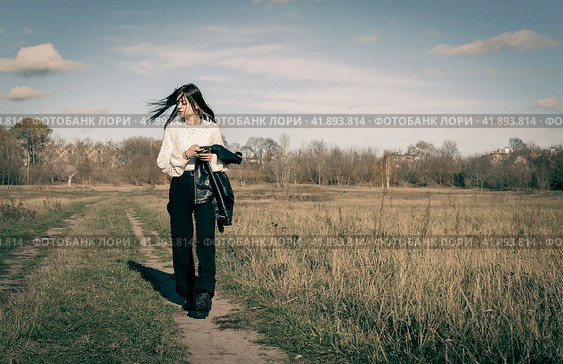 A young girl walks in a city park. Стоковое фото, фотограф Siarhei Starastau / Фотобанк Лори