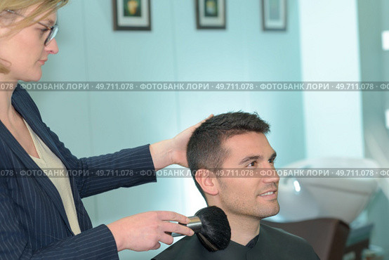 a young man in barbershop. Стоковое фото, агентство Ingram Publishing / Фотобанк Лори