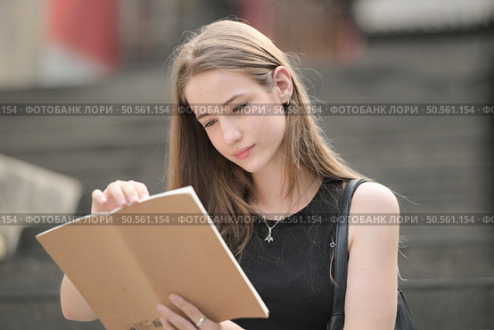 A young woman with his hairstyle and the atmosphere of living in the community. Стоковое фото, агентство Ingram Publishing / Фотобанк Лори