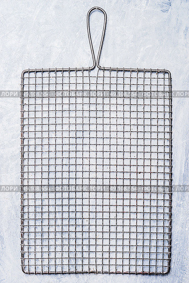 above, aerial, angle, background, baked, brown, brownish, cake, close-up, cookies, cooking, cookware, cooling, down, empty, food, grid, grill, high, kitchenware, metal, metallic, mould, new, object, organic, photo, plate, preparation, rack, round, rustic, silver, table, top, utensil, view, white, wire, wood, wooden. Стоковое фото, агентство Ingram Publishing / Фотобанк Лори