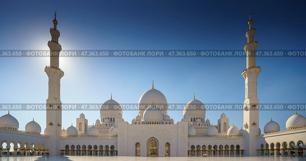 Abu Dhabi, United Arab Emirates - Jan 10 2024, panoramic view, Sheikh Zayed Grand Mosque in Abu Dhabi, the capital city of United Arab Emirates. Редакционное фото, фотограф Сергей Богомяко / Фотобанк Лори