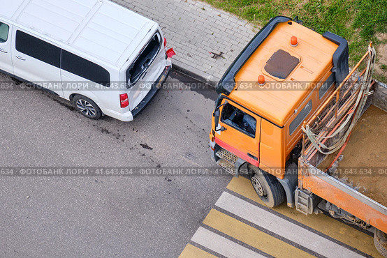 Accident on the road, the truck collided with the minibus, the drivers are standing by the car. Стоковое фото, фотограф Андрей Журавлев / Фотобанк Лори