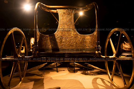 accurate copy of Tutankhamen’s golden ceremonial Chariot . was found in Tutankhamun’s tomb. Стоковое фото, агентство Ingram Publishing / Фотобанк Лори