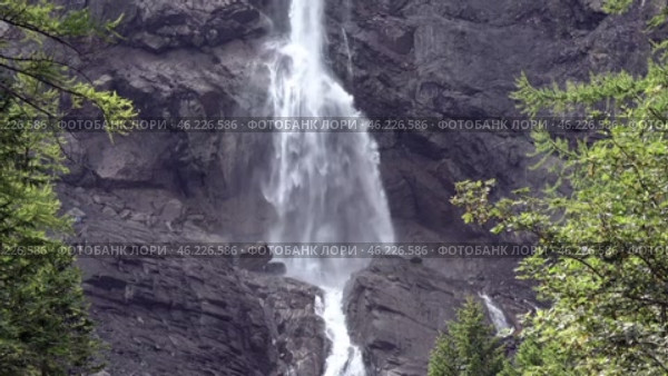 Адельбоден. Альпы. Водопад Энгштлиген. Швейцария. Июль. Adelboden. Alps. Engstligen waterfall. Switzerland. July. Стоковое видео, видеограф Горшков Александр / Фотобанк Лори