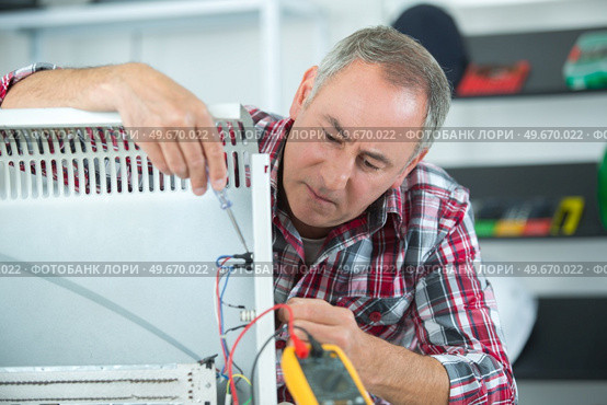 adjustment of heating radiator. Стоковое фото, агентство Ingram Publishing / Фотобанк Лори