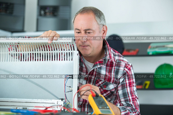 adjustment of heating radiator. Стоковое фото, агентство Ingram Publishing / Фотобанк Лори