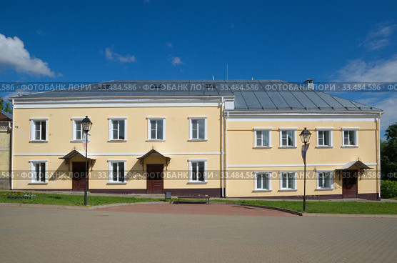 Административное здание на Советской улице в Мосальске. Калужская область, Россия (2018 год). Стоковое фото, фотограф Елена Коромыслова / Фотобанк Лори