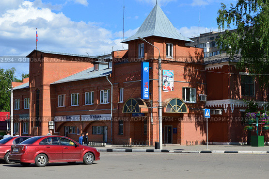 Администрация городского поселения Дедовск. Банки "Генбанк", "ВТБ 24 ДО Дедовский". Улица Гагарина, 9. Истринский район. Московская область (2015 год). Редакционное фото, фотограф lana1501 / Фотобанк Лори