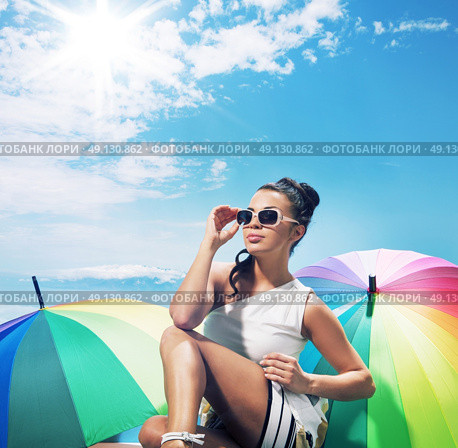 Adorable young woman taking a sunbath. Стоковое фото, агентство Ingram Publishing / Фотобанк Лори