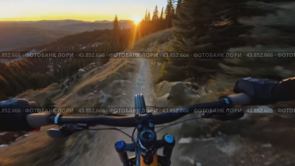 Adventurous mountain biking: an adrenaline-pumping adventure. Стоковое AI-видео, аниматор Юрий Поздников / Фотобанк Лори