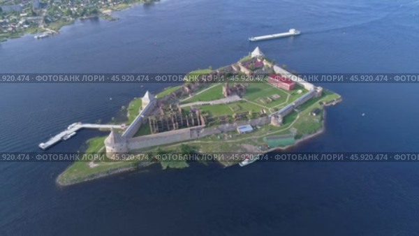 Aerial around view on fortress Oreshek in Russia (2018 год). Стоковое видео, видеограф Михаил Коханчиков / Фотобанк Лори