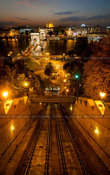 Aerial cityscape view with illuminated chain bridge and funicular railway during the twilight in Budapest, Hungary. Стоковое фото, агентство Ingram Publishing / Фотобанк Лори
